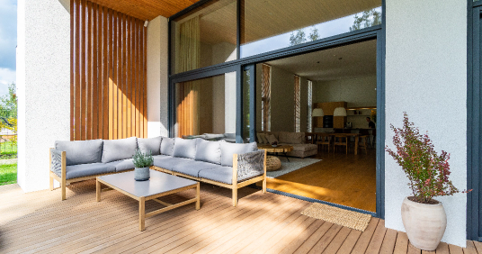 Photo d'une terrasse avec un salon de jardin